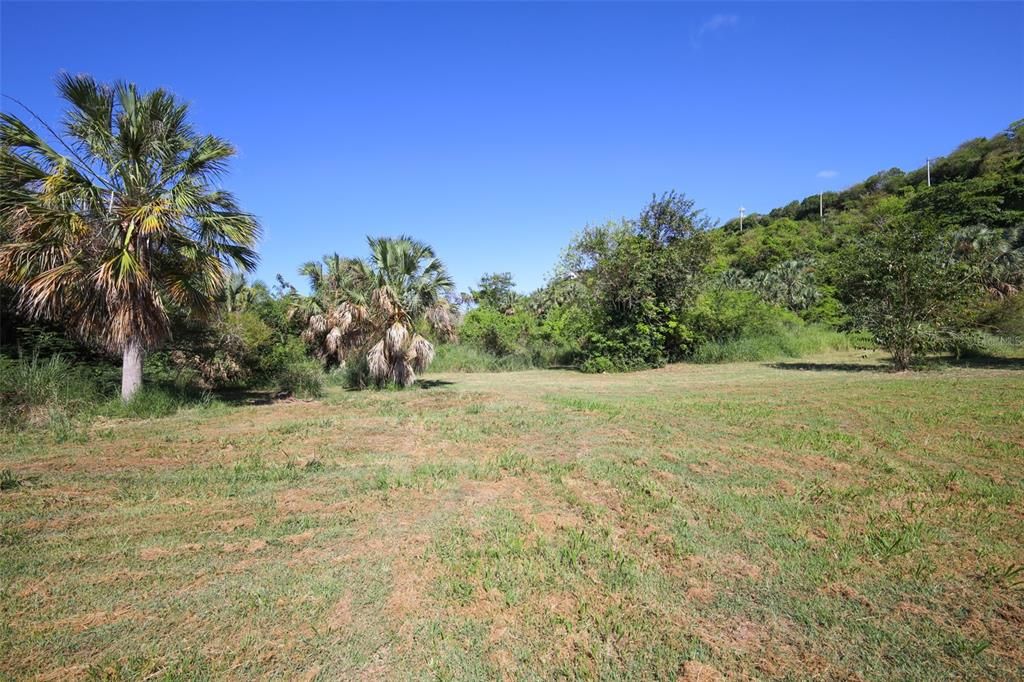 На продажу: $2,000,000 (8.35 acres)