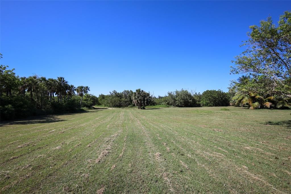 На продажу: $2,000,000 (8.35 acres)