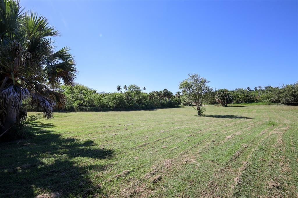 На продажу: $2,000,000 (8.35 acres)