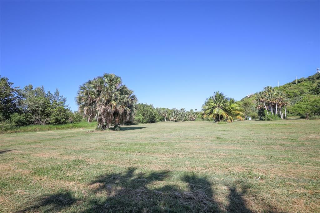 На продажу: $2,000,000 (8.35 acres)