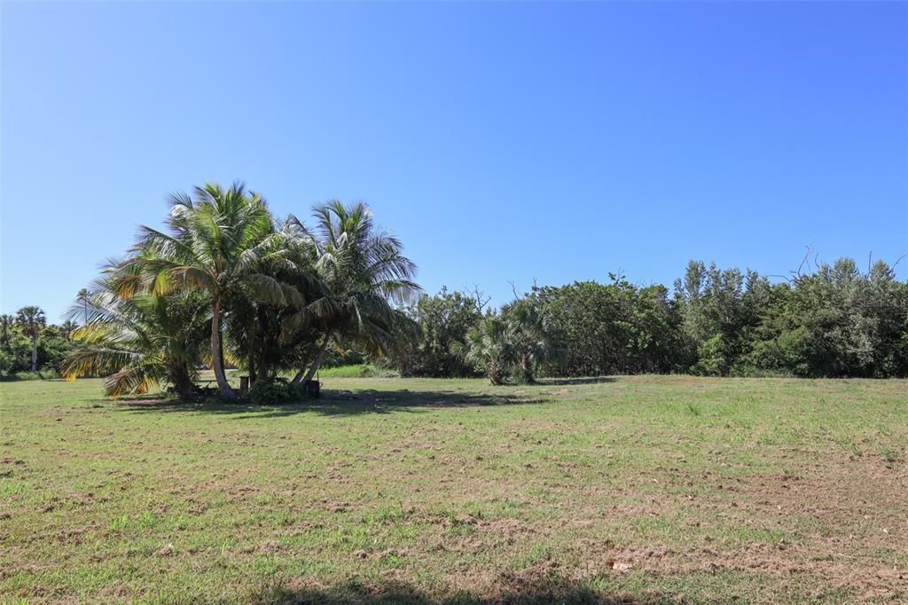 На продажу: $2,000,000 (8.35 acres)