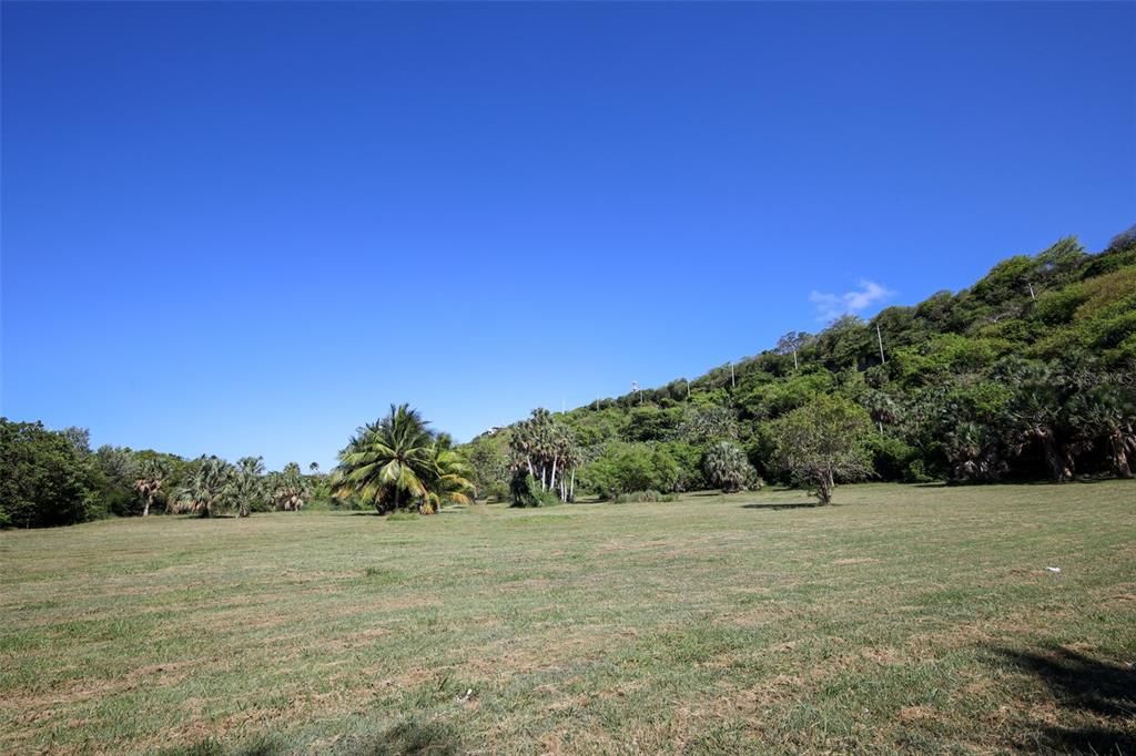 На продажу: $2,000,000 (8.35 acres)