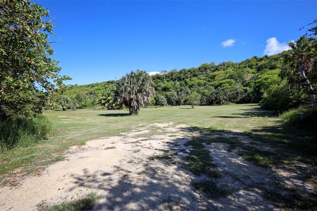 На продажу: $2,000,000 (8.35 acres)