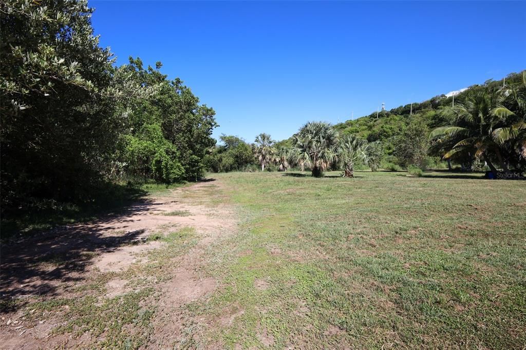 На продажу: $2,000,000 (8.35 acres)