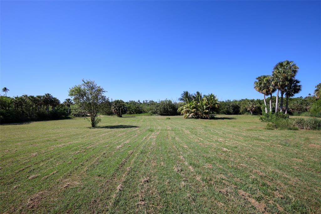 На продажу: $2,000,000 (8.35 acres)