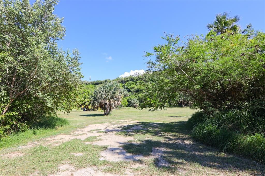 На продажу: $2,000,000 (8.35 acres)