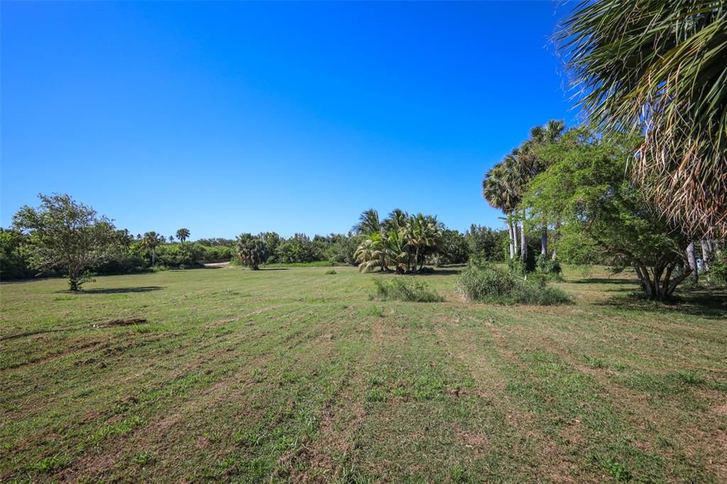 На продажу: $2,000,000 (8.35 acres)