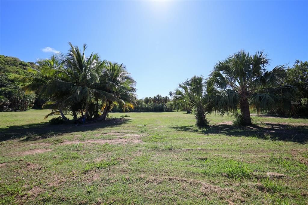 На продажу: $2,000,000 (8.35 acres)