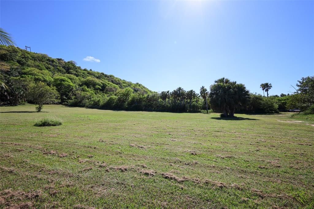 На продажу: $2,000,000 (8.35 acres)