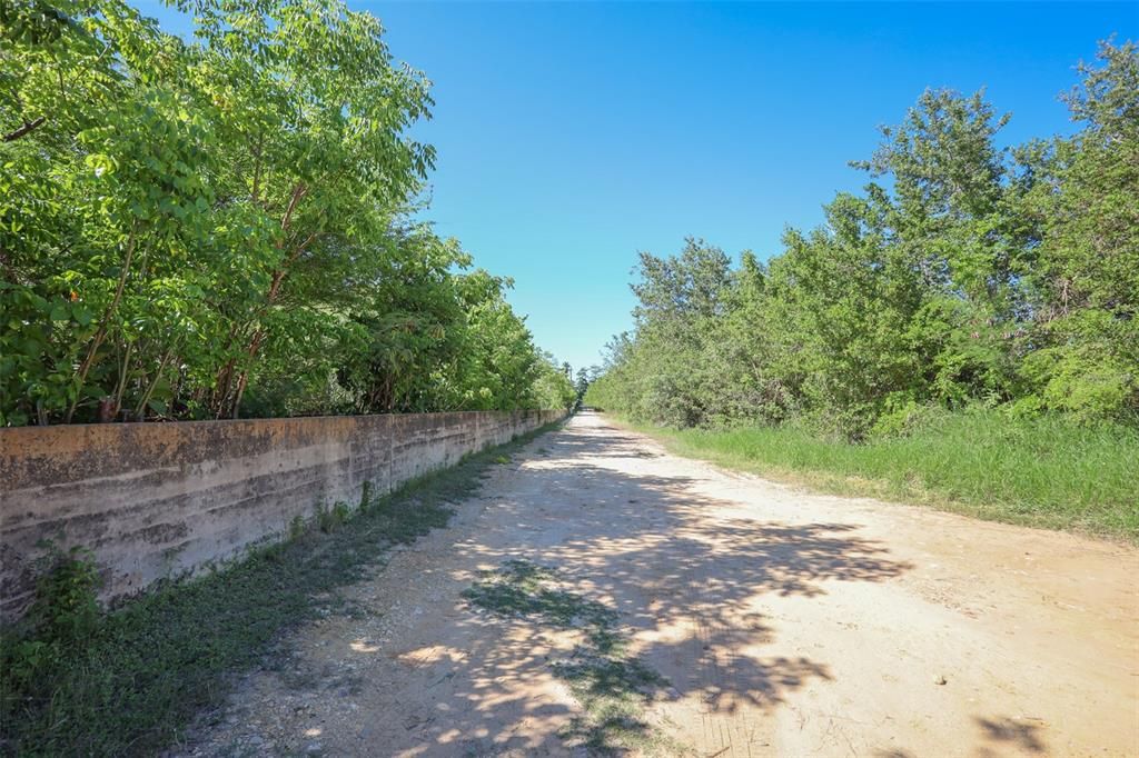 На продажу: $2,000,000 (8.35 acres)