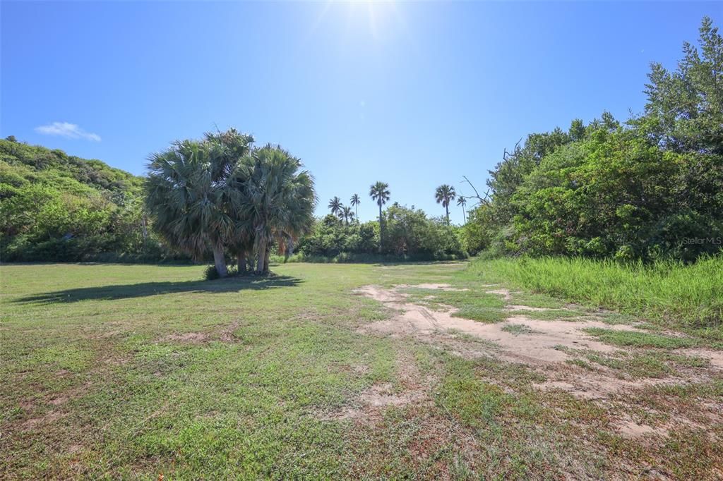 На продажу: $2,000,000 (8.35 acres)