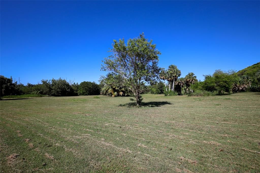 На продажу: $2,000,000 (8.35 acres)