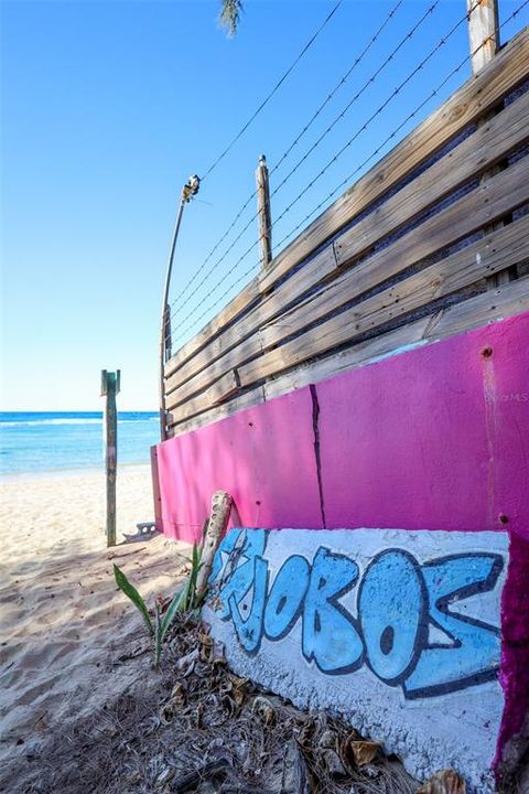 На продажу: $2,000,000 (8.35 acres)