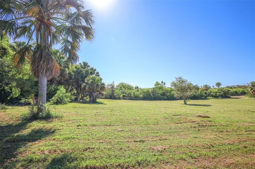 На продажу: $2,000,000 (8.35 acres)