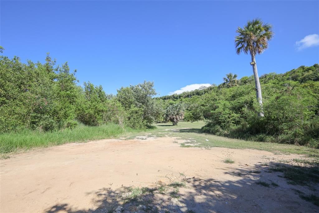 На продажу: $2,000,000 (8.35 acres)