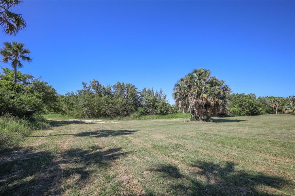 На продажу: $2,000,000 (8.35 acres)