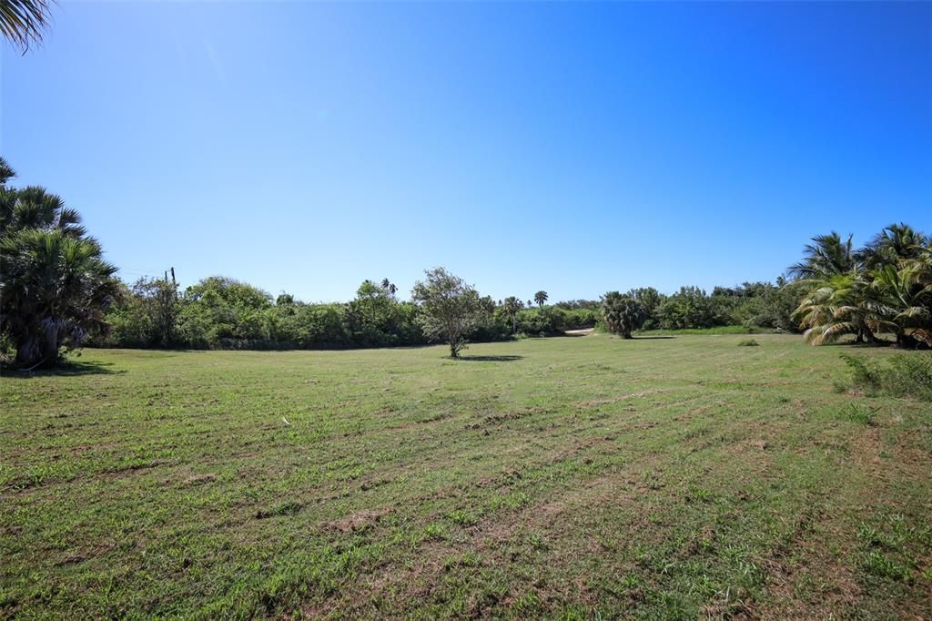 На продажу: $2,000,000 (8.35 acres)