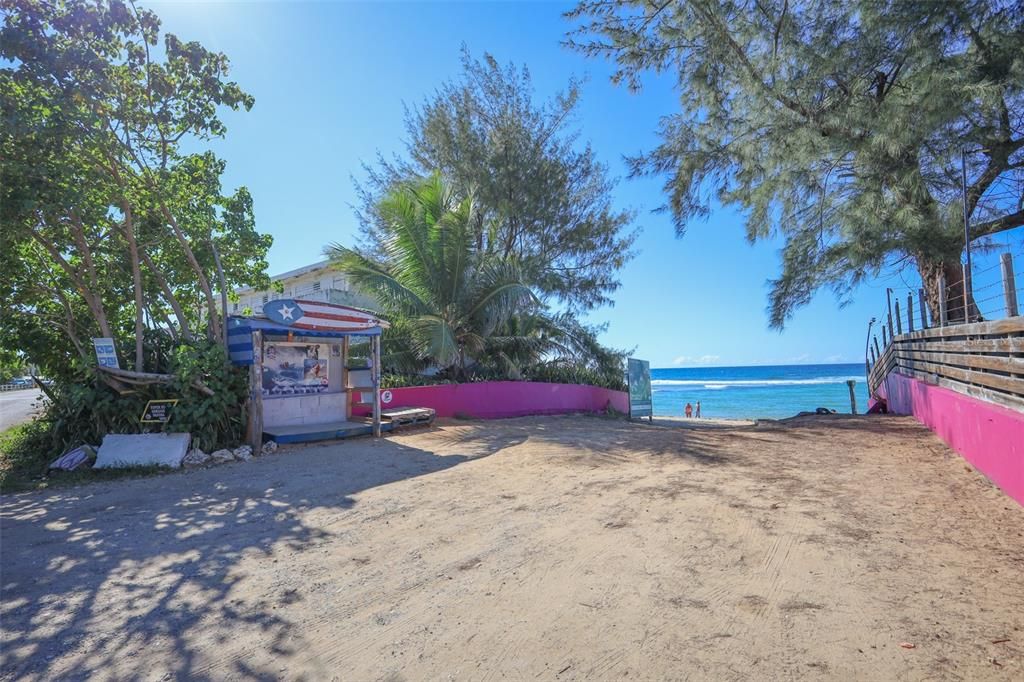 На продажу: $2,000,000 (8.35 acres)