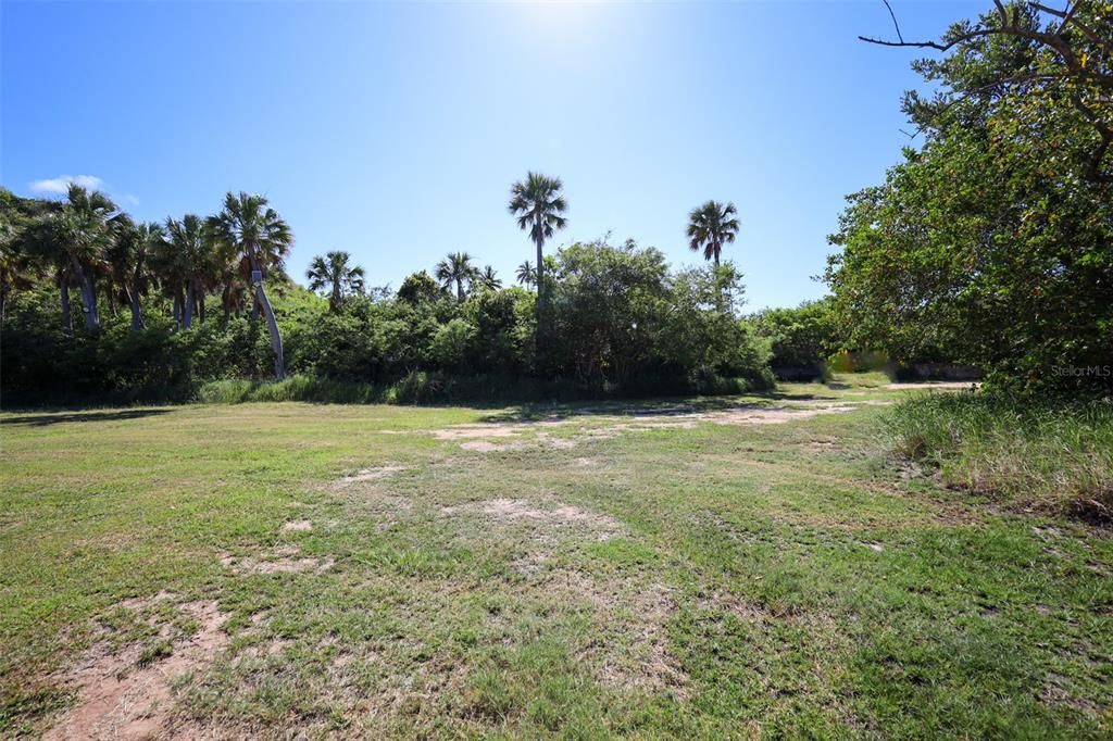 На продажу: $2,000,000 (8.35 acres)