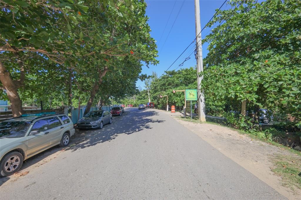 На продажу: $2,000,000 (8.35 acres)