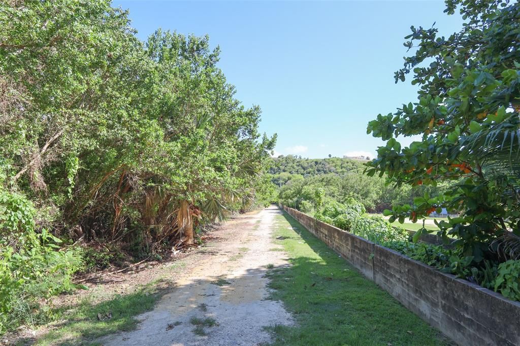 На продажу: $2,000,000 (8.35 acres)