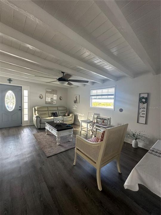 待售: $255,000 (3 贝兹, 2 浴室, 902 平方英尺)