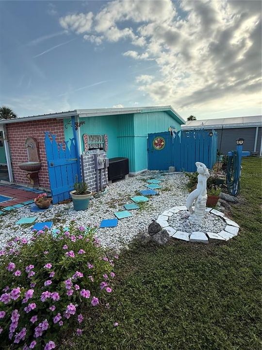 For Sale: $209,900 (2 beds, 2 baths, 1104 Square Feet)