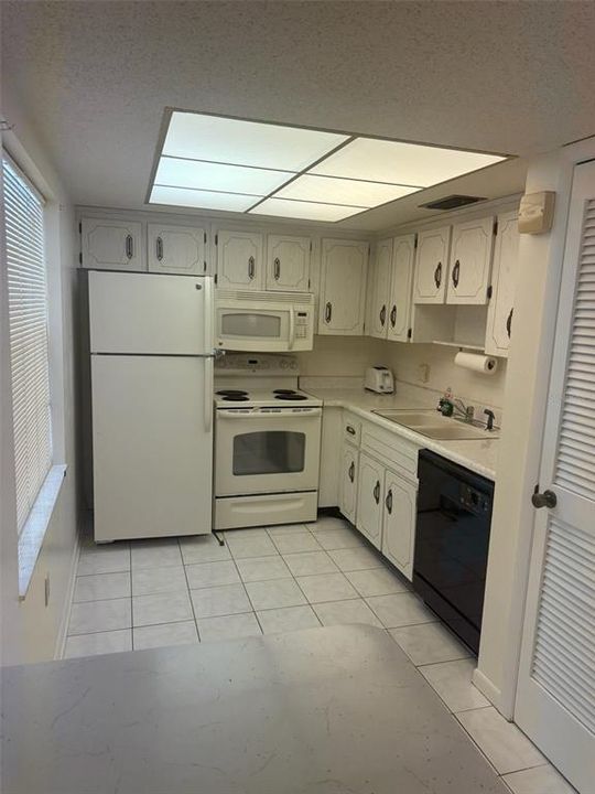 For Sale: $83,900 (1 beds, 1 baths, 817 Square Feet)