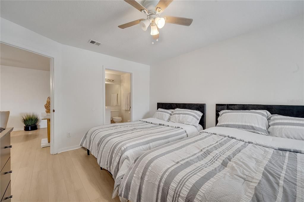 Activo con contrato: $235,000 (2 camas, 2 baños, 1003 Pies cuadrados)