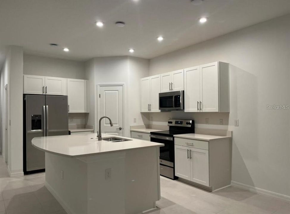 合同活跃: $2,100 (3 贝兹, 2 浴室, 1417 平方英尺)