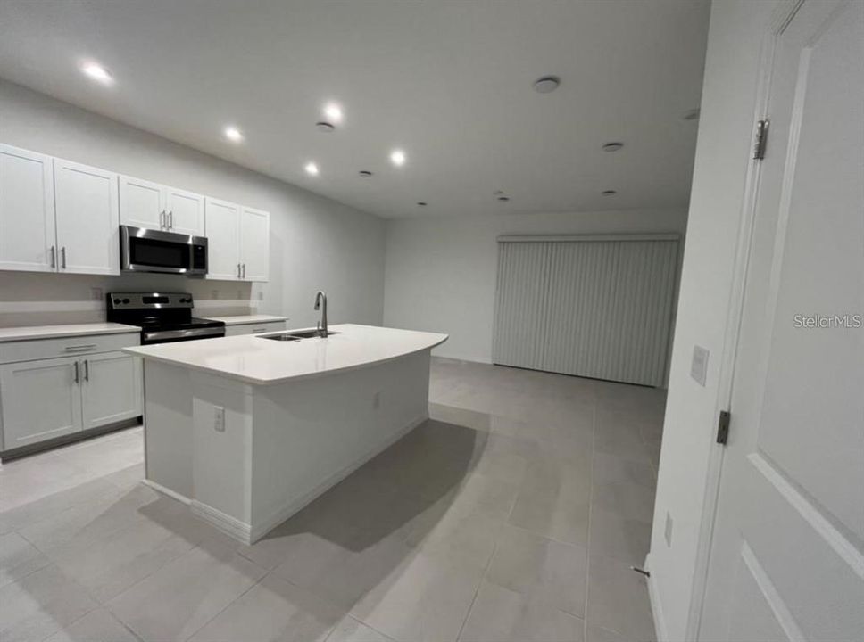 合同活跃: $2,100 (3 贝兹, 2 浴室, 1417 平方英尺)