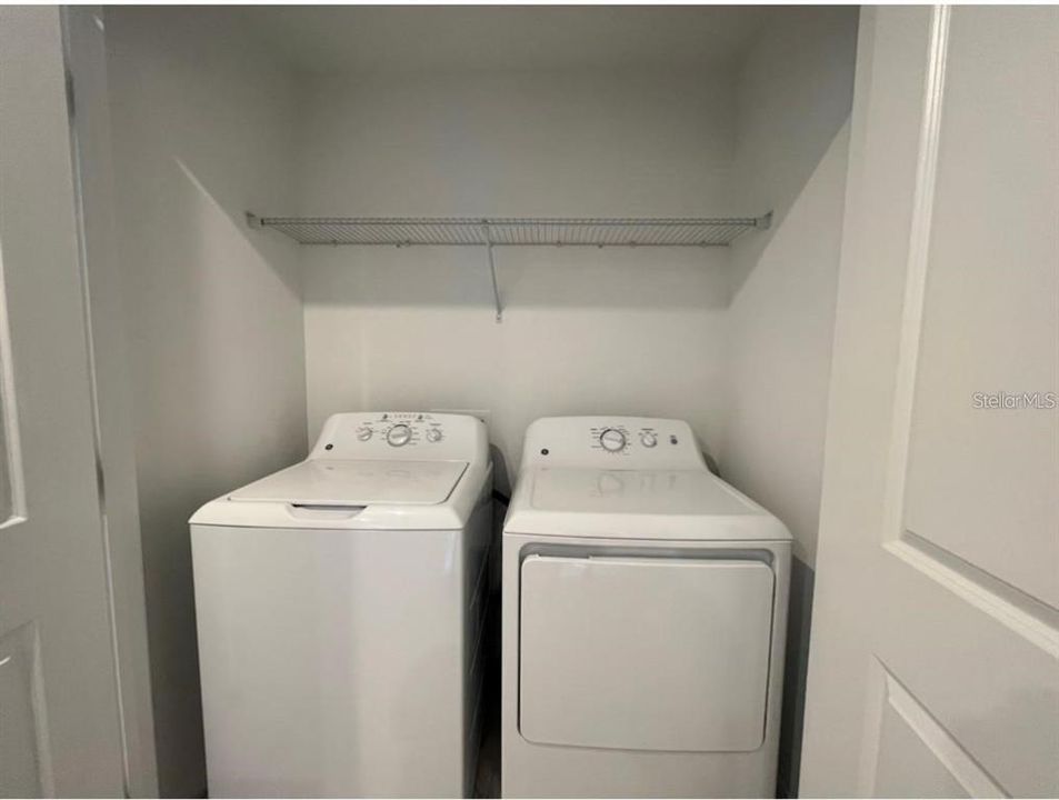 合同活跃: $2,100 (3 贝兹, 2 浴室, 1417 平方英尺)