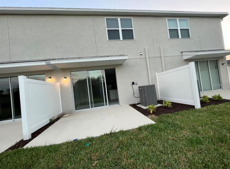 合同活跃: $2,100 (3 贝兹, 2 浴室, 1417 平方英尺)