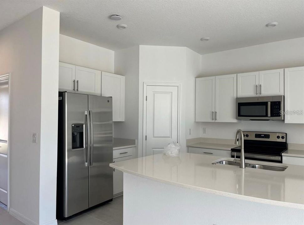 合同活跃: $2,100 (3 贝兹, 2 浴室, 1417 平方英尺)