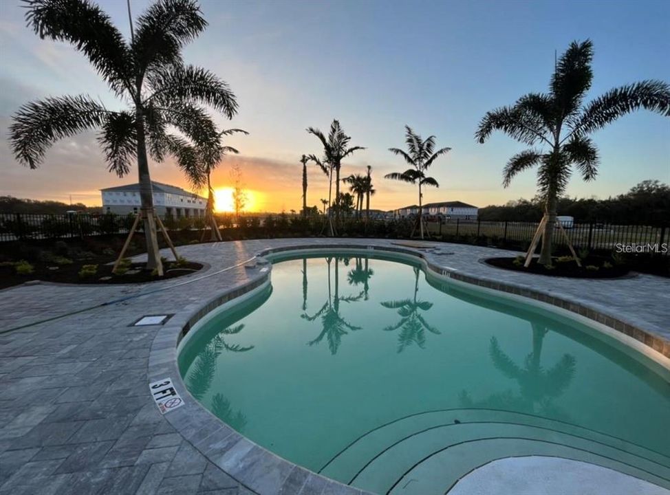 合同活跃: $2,100 (3 贝兹, 2 浴室, 1417 平方英尺)