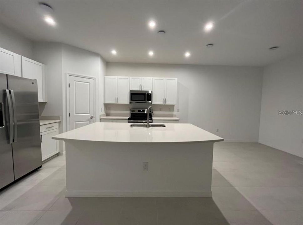 合同活跃: $2,100 (3 贝兹, 2 浴室, 1417 平方英尺)