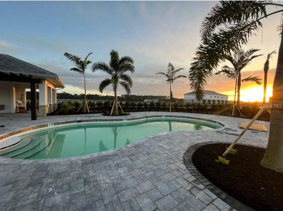 合同活跃: $2,100 (3 贝兹, 2 浴室, 1417 平方英尺)