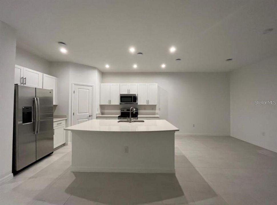 合同活跃: $2,100 (3 贝兹, 2 浴室, 1417 平方英尺)