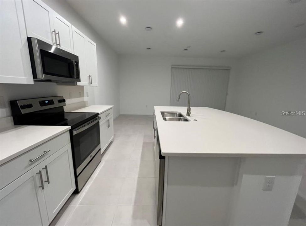 合同活跃: $2,100 (3 贝兹, 2 浴室, 1417 平方英尺)