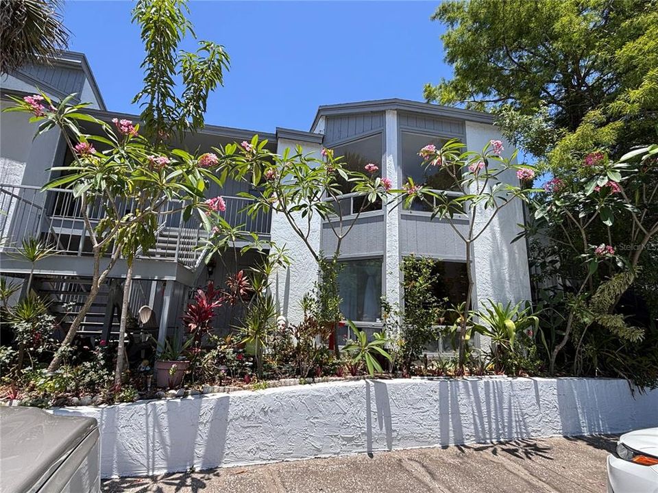 Activo con contrato: $105,000 (2 camas, 2 baños, 976 Pies cuadrados)