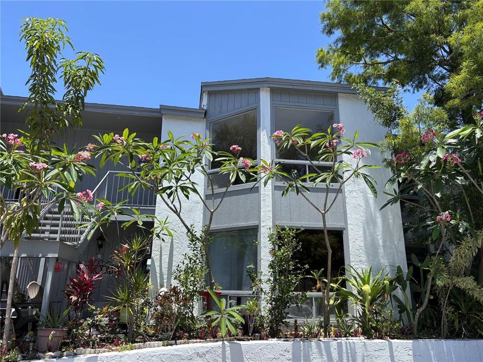 Activo con contrato: $105,000 (2 camas, 2 baños, 976 Pies cuadrados)