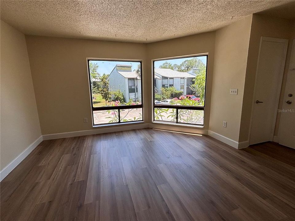 Activo con contrato: $105,000 (2 camas, 2 baños, 976 Pies cuadrados)