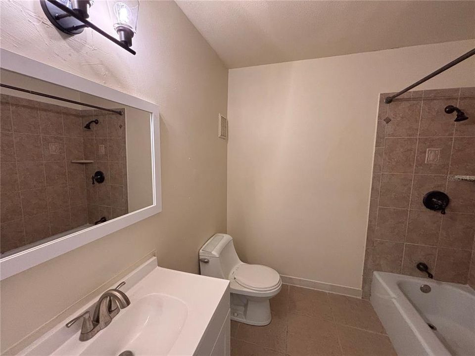 Activo con contrato: $105,000 (2 camas, 2 baños, 976 Pies cuadrados)