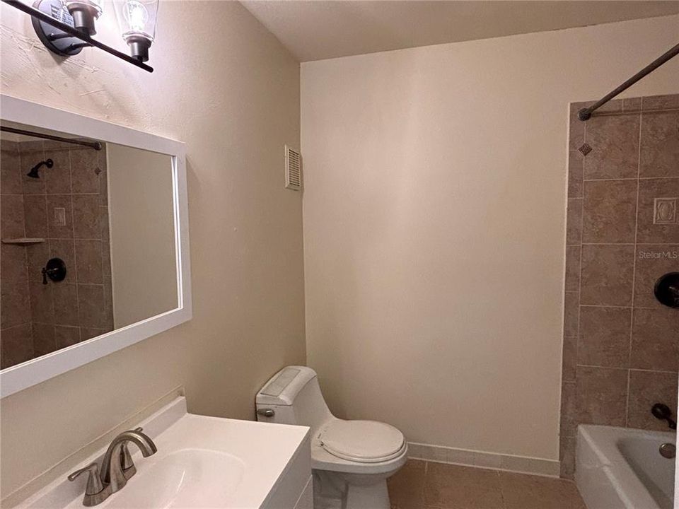 Activo con contrato: $105,000 (2 camas, 2 baños, 976 Pies cuadrados)