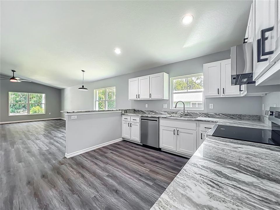 En Venta: $279,900 (3 camas, 2 baños, 1561 Pies cuadrados)