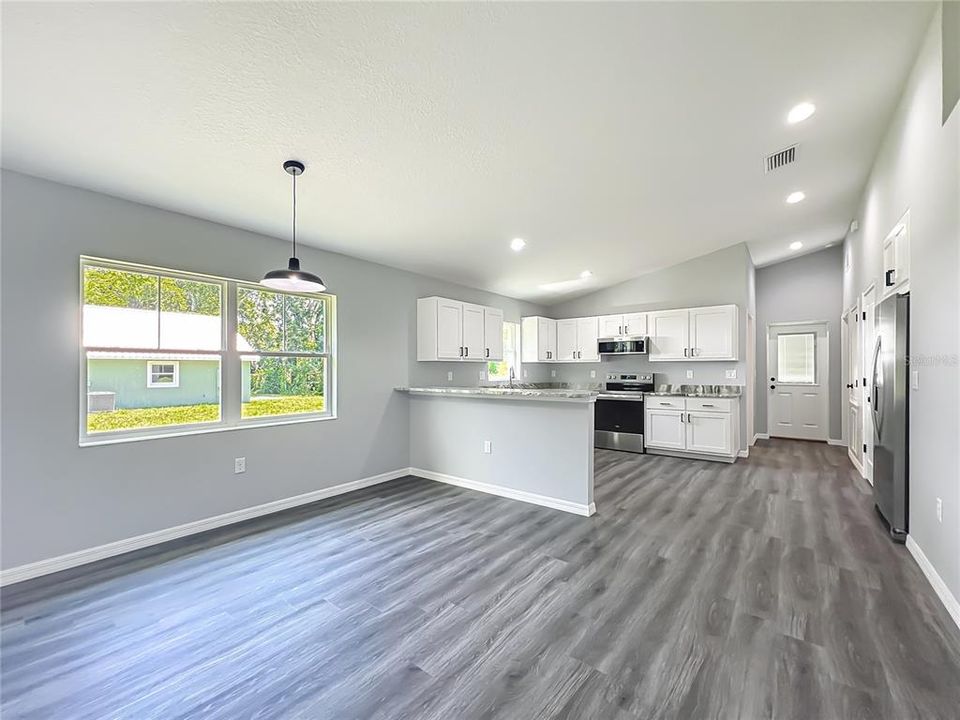 En Venta: $279,900 (3 camas, 2 baños, 1561 Pies cuadrados)