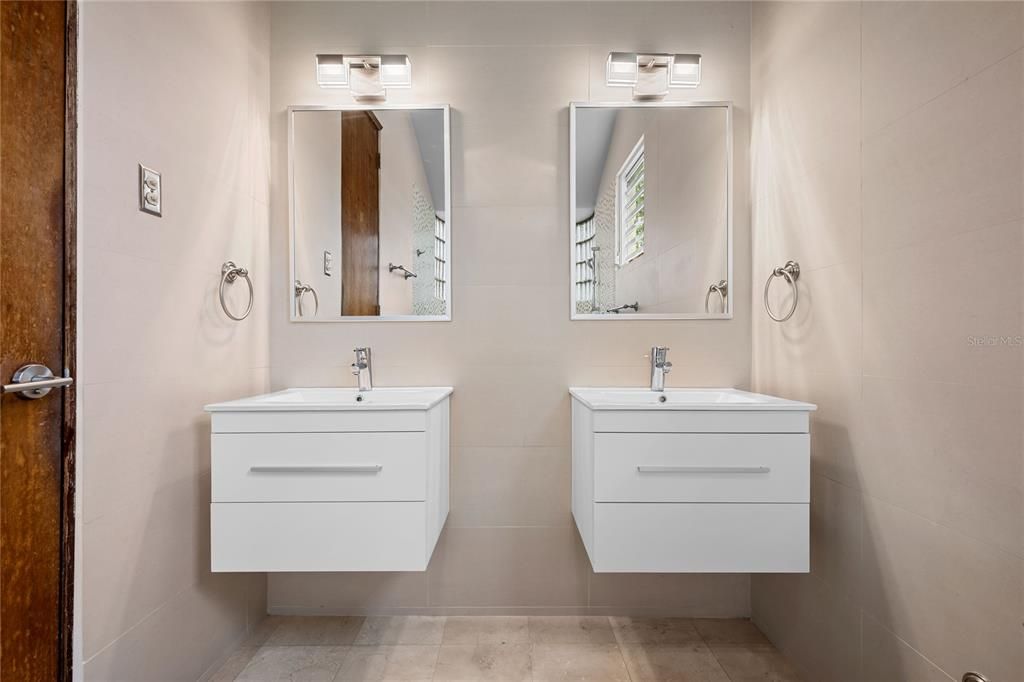 В аренду: $7,000 (5 спален, 5 ванн, 3305 Квадратных фут)