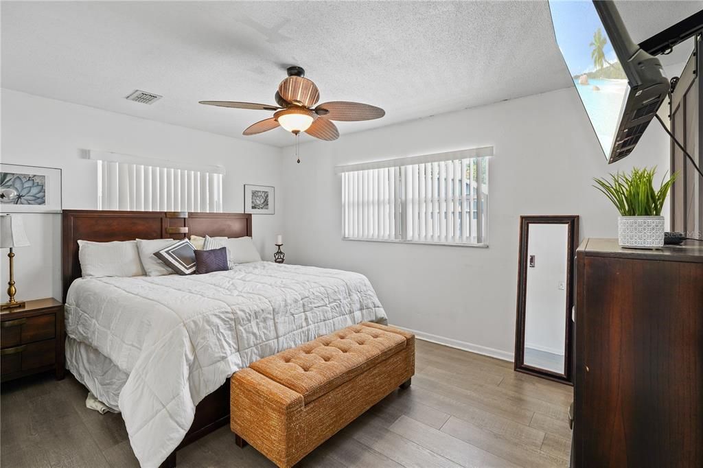 Activo con contrato: $245,000 (3 camas, 2 baños, 1040 Pies cuadrados)