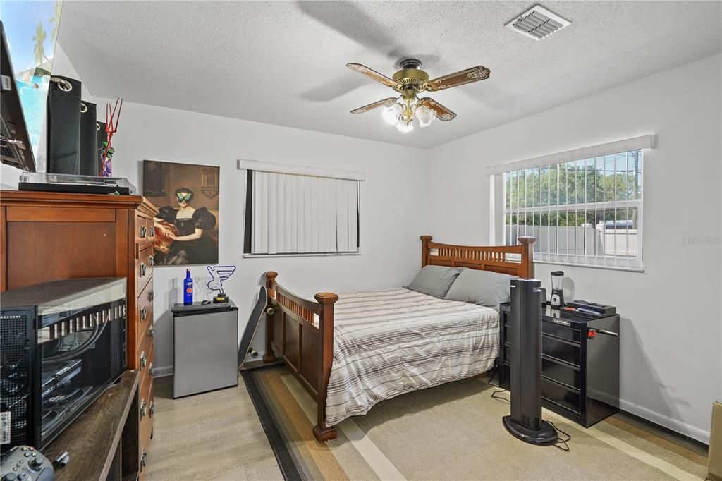 Activo con contrato: $245,000 (3 camas, 2 baños, 1040 Pies cuadrados)