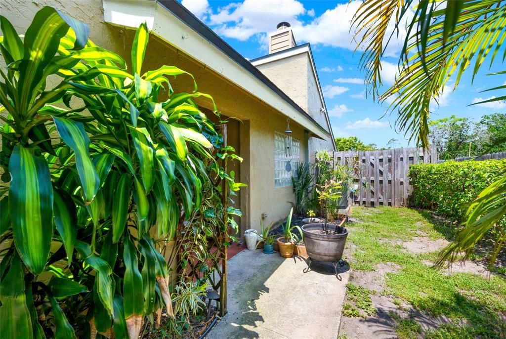 合同活跃: $400,000 (2 贝兹, 2 浴室, 1408 平方英尺)